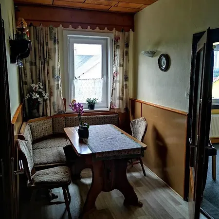 Landhuis Gehlberger Am Schneekopf / *